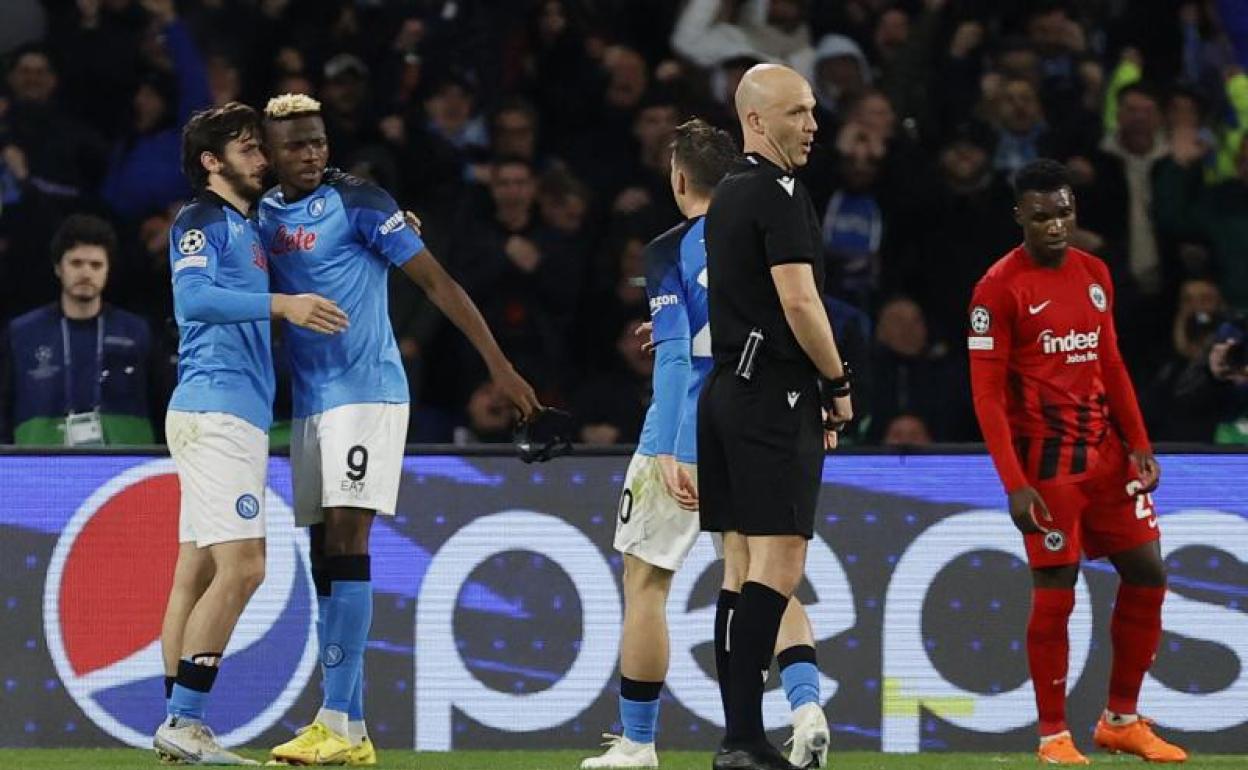 Victor Osimhen (2i), felicitado tras el primero de los dos goles que le marcó al Eintracht. 