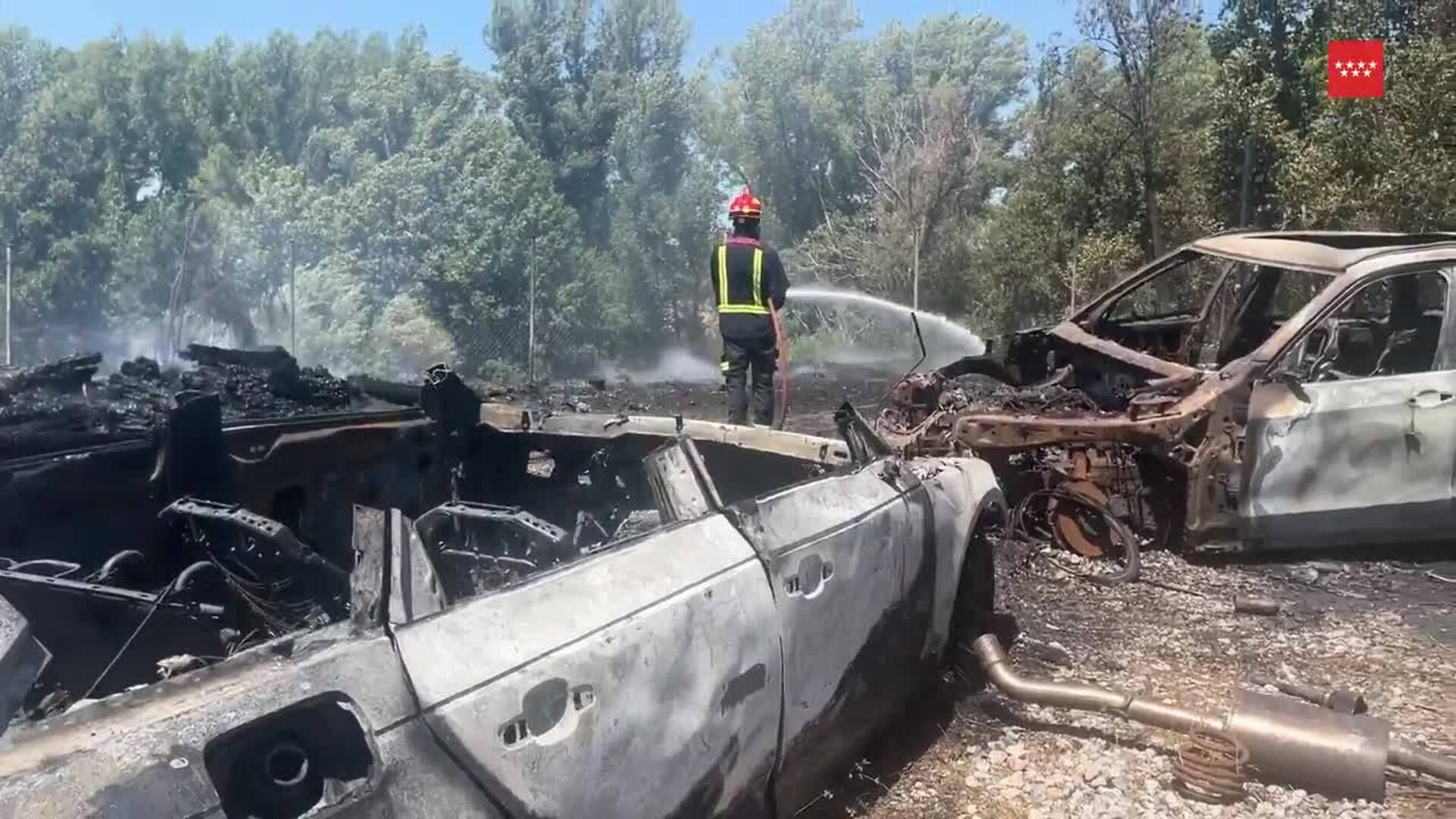 Un vivero y once vehículos calcinados en un incendio en Talamanca del Jarama (Madrid)