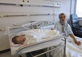 Fátima, en la cuna junto a su madre en el Hospital San Pedro.