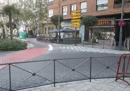 Salida de la rotonda de Murrieta (iz.) con acceso a Avenida de Portugal (d.) y área de parking ciclista frente a las Escuelas Trevijano.