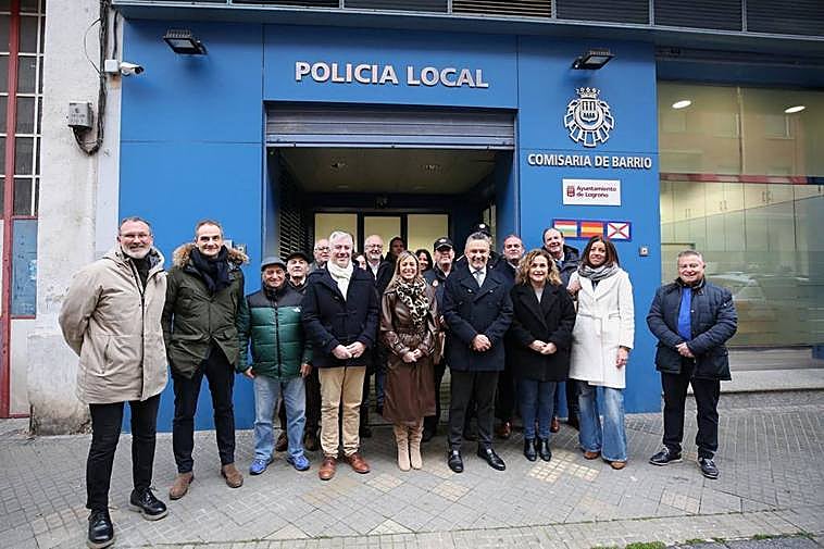 Foto de familia en el acto de reapertura de la comisaría de barrio del distrito Este.
