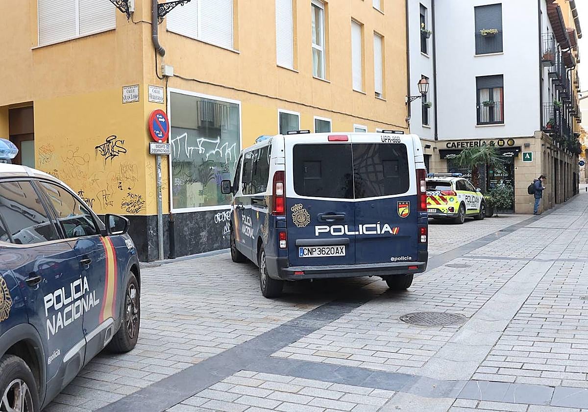 Dotaciones de Policía Nacional en la calle Herrerías.
