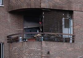 Balcón de la vivienda, tras el incendio.
