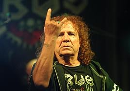 El cantante de Obús, Fortu, en el concierto de 2018 en la sala Entreviñas de Aldeanueva de Ebro.