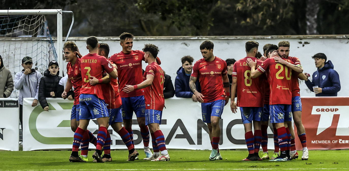 Cristian, con el número 20 a la espalda, celebra un gol con sus compañeros.