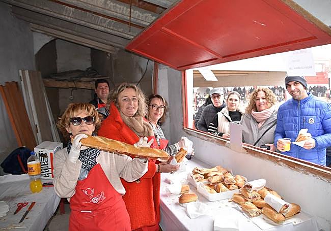 Bocadillos de jamón del club Enotoro en la plaza de toros.