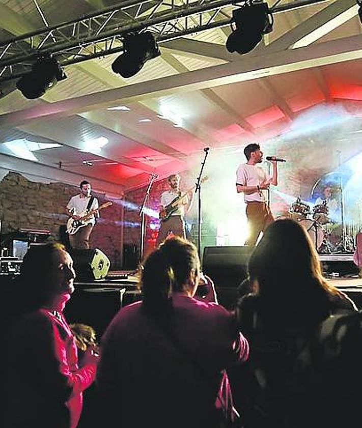 Imagen secundaria 2 - Arriba El Columpio Asesino, primer grupo en actuar en la noche de este jueves, en su despedida de Actual. Abajo a la izquierda concierto de Tulsa en el Vermú de este jueves. Abajo a la derecha actuación de Norwen en Bodegas Franco-Españolas. 