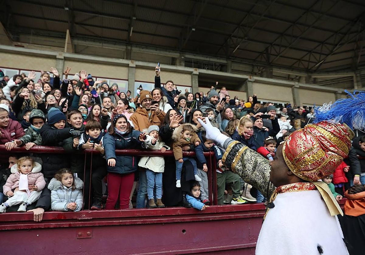 Baltasar saluda a los niños.