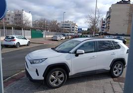 Un vehículo mal estacionado y multado durante la llegada de los Reyes a Las Gaunas.