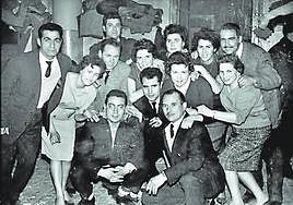 Un grupo de matrimonios de Calahorra posan juntos en una celebración de la 'Noche de los casados' en el desaparecido Casino La Unión, en 1960.