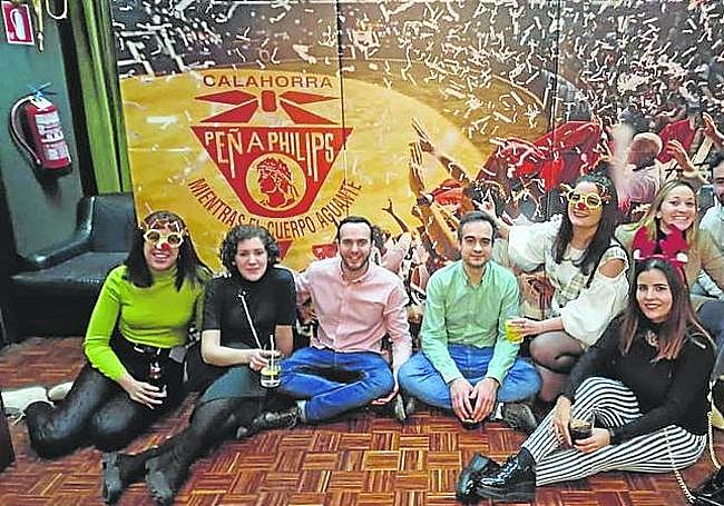 Un grupo de jóvenes, en el 'photocall' de la peña Philips en la 'Noche de los casados' del año pasado, en el Casino Principal.