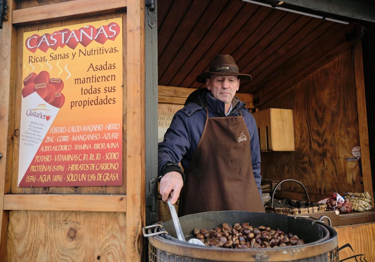 Santiago Palacios asa castañas en el puesto de El Castañero de la esquina de Gran Via con Vara de Rey de Logroño.