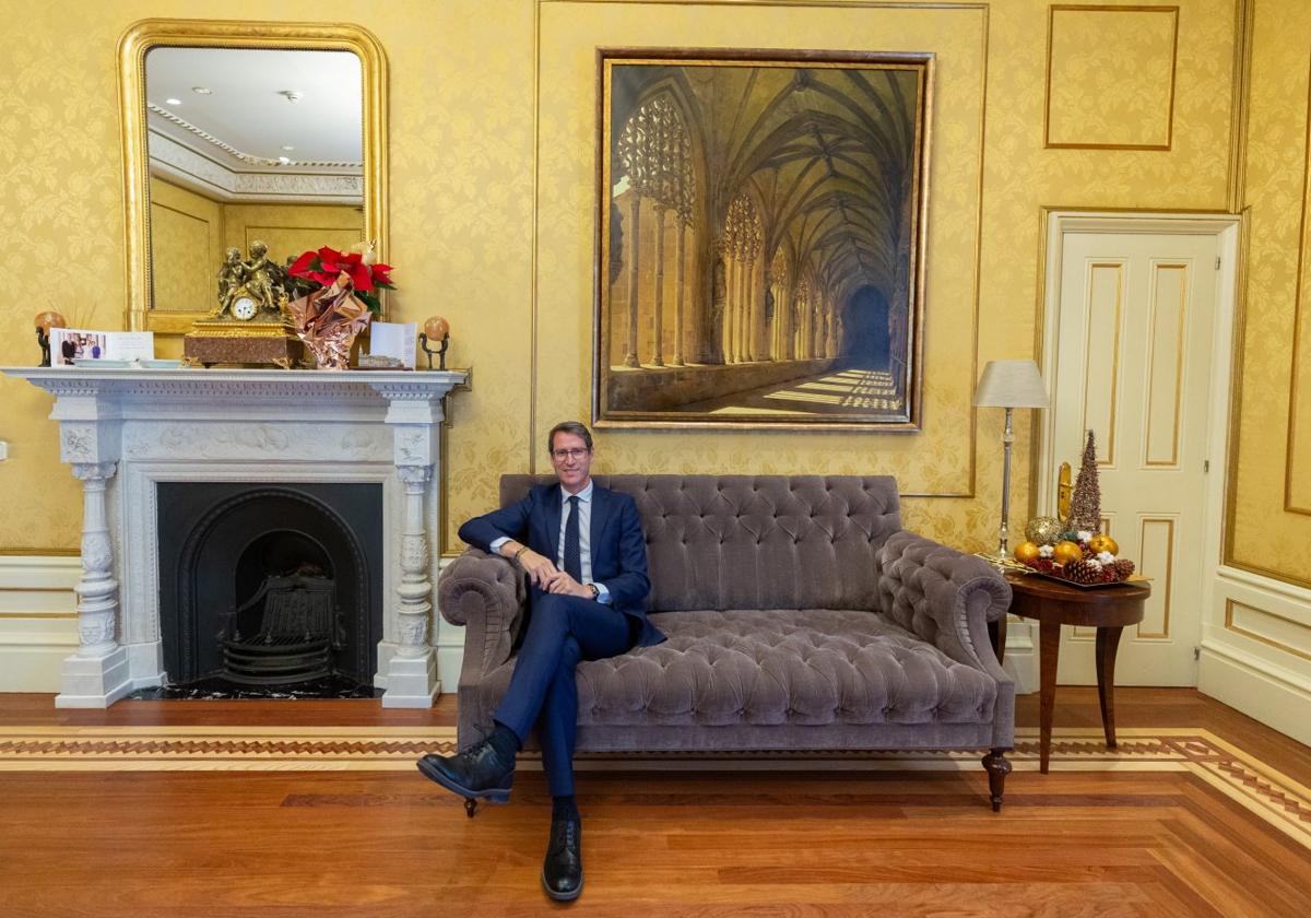 Gonzalo Capellán, en el Palacete, bajo un lienzo del claustro de los caballeros de Santa María La Real.