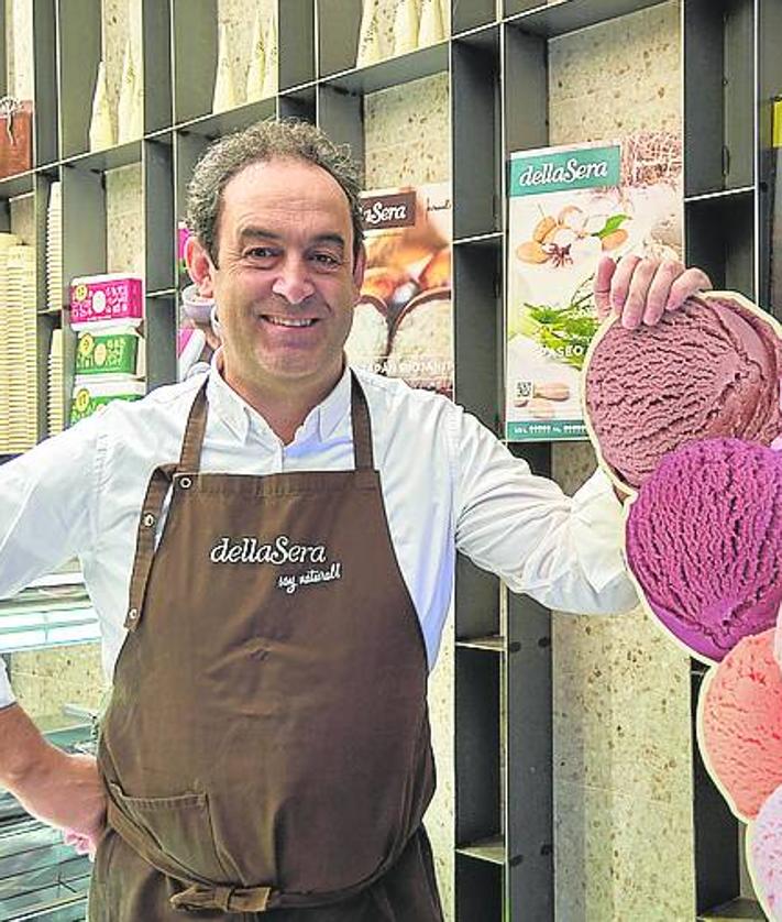 Imagen secundaria 2 - Mari Carmen Amilburu en su churrería La Perla Riojana de la fuente de Murrieta. A la derecha Fernando Sáenz en la heladería DellaSera de Logroño. 