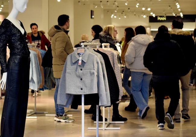 Varios clientes, entre los pasillos de una tienda logroñesa.