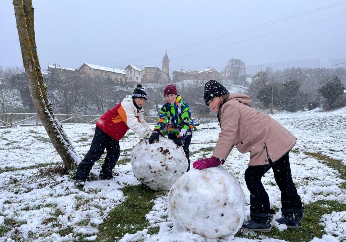 Unos niños juegan con la nieve en El Rasillo.