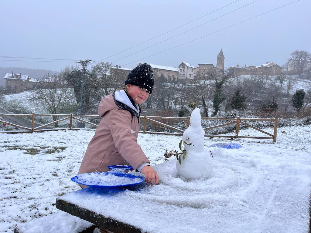 Los pequeños han aprovechado para jugar con la nieve.