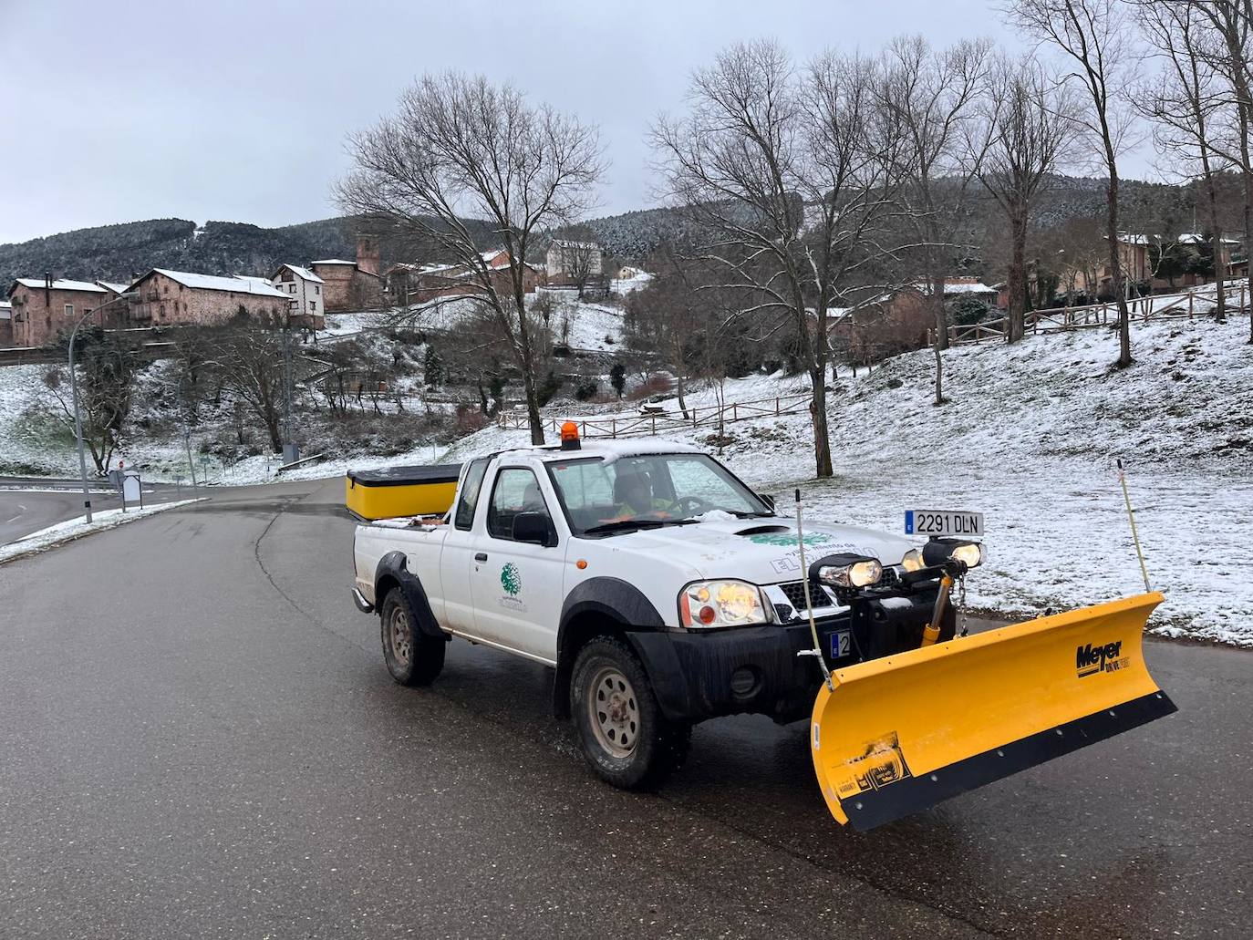 Las máquinas esparcen sal en previsión de mayores nevadas