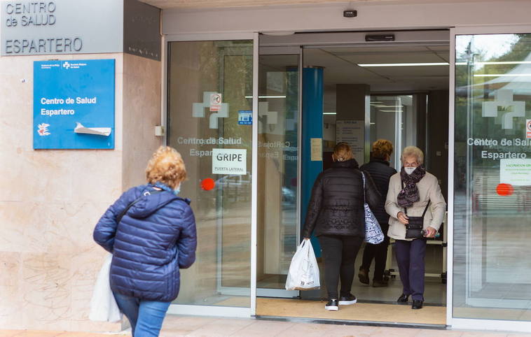 Entrada del centro de salud Espartero en la etapa anterior de mascarillas obligatorias.