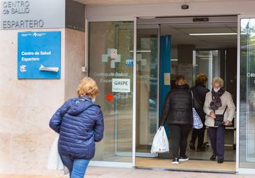 El Ministerio desoye a las comunidades e impone las mascarillas en centros sanitarios