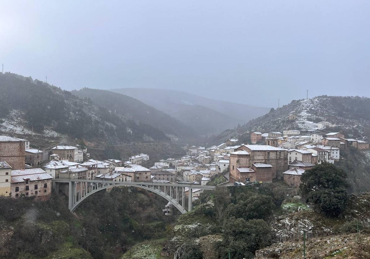 La nieve cubrió Ortigosa de Cameros en la jornada dominical.