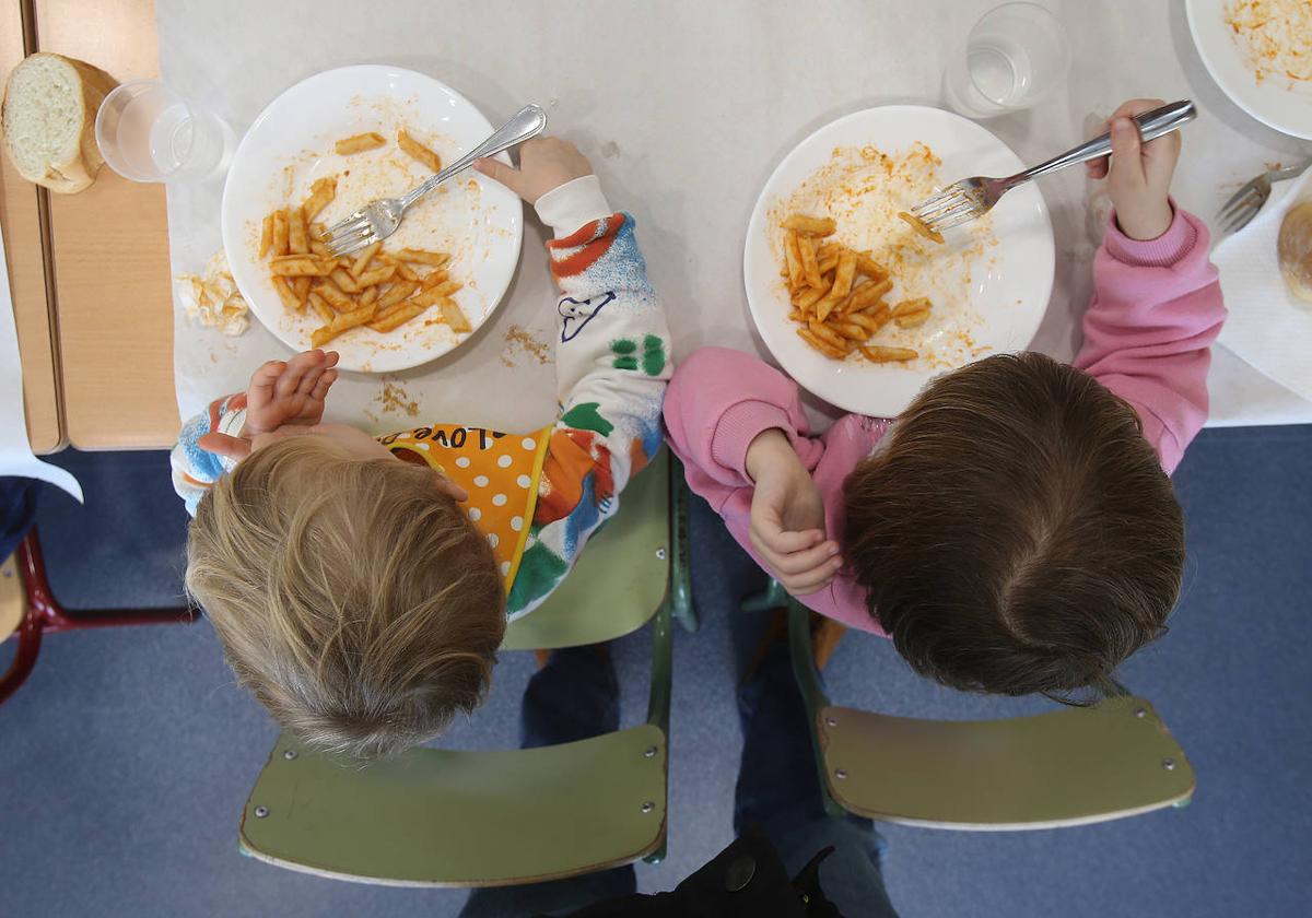 Dos escolares apuran la comida servida ayeren el CEIP San Prudencio, de Albelda.