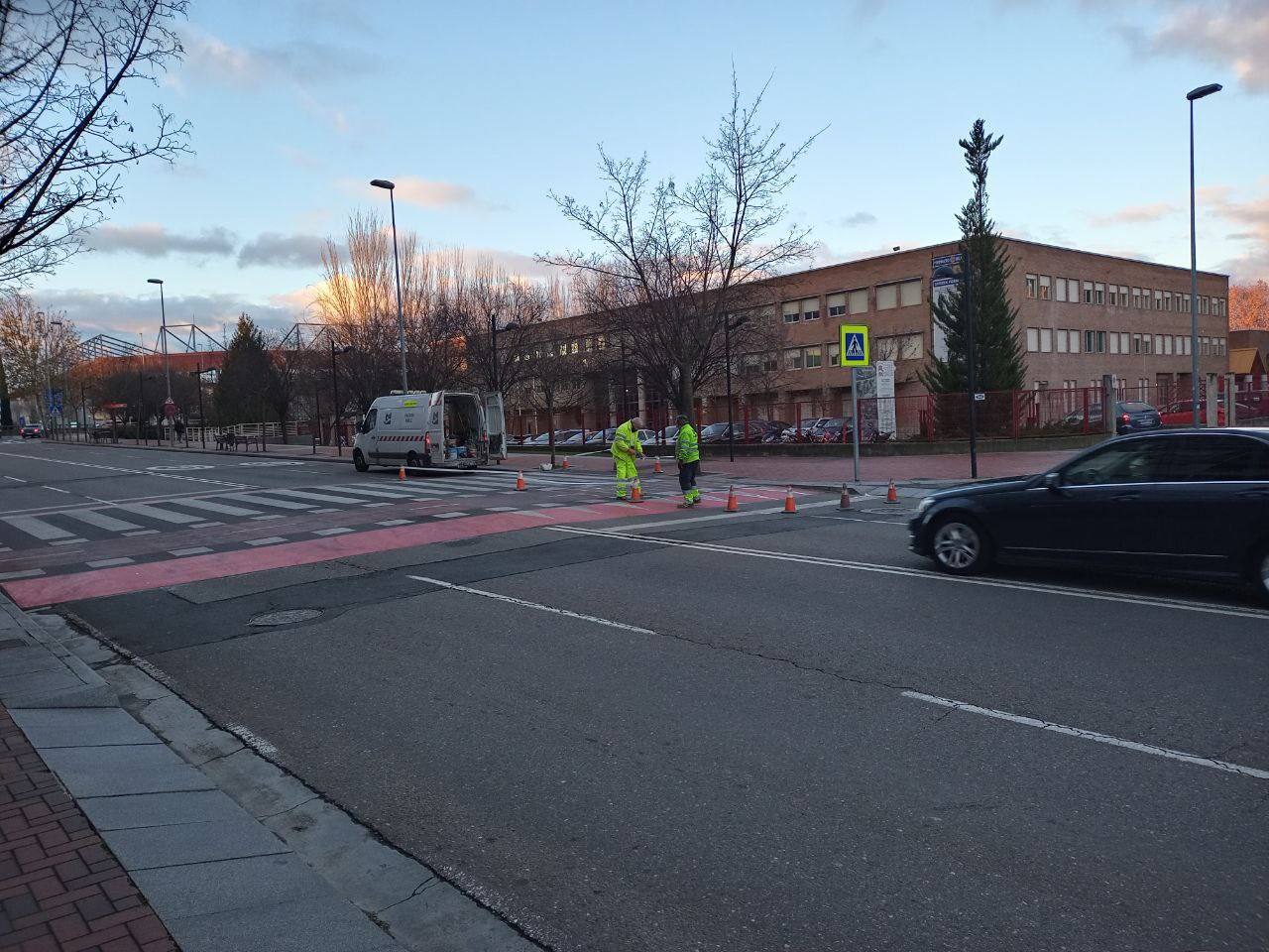 Trabajos de 'repintado' con el IES Cosme García al fondo.