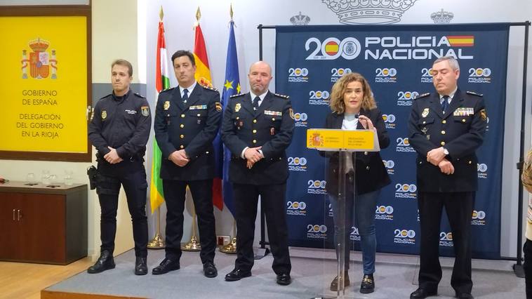 Delegada del Gobierno y responsables policiales, durante a presentación de la operación