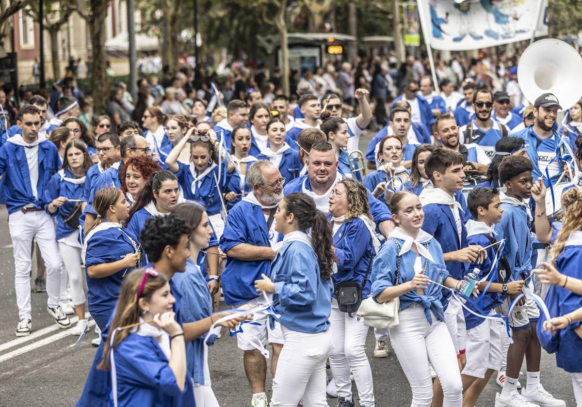 Peñistas durante el desfile de carrozas del pasado San Mateo.