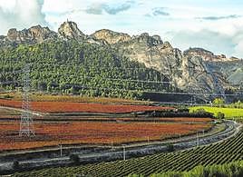 Tendido de alta tensión en los Riscos de Bilibio.