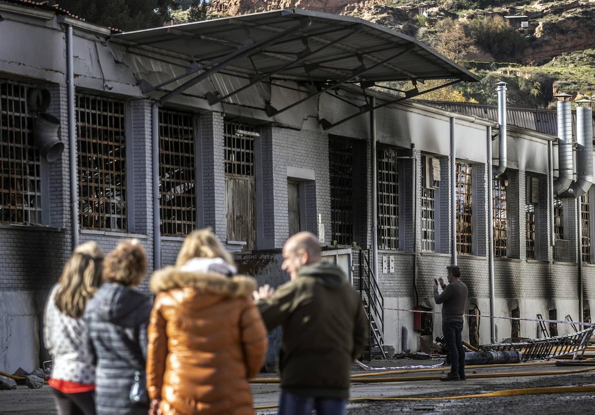 Trabajadores de Calzados FAL ante los restos de la fabrica calcinada.
