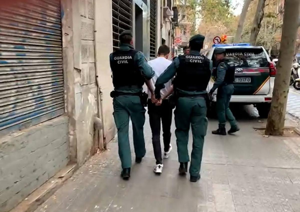 Imagen secundaria 1 - Imágenes de la operación desarrollada por la Guardia Civil.