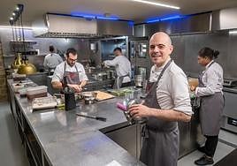 Sergio Hernando, al frente de Lumbre, donde desarrolla su cocina más personal.