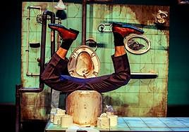 David Cebrián, o parte de él, en 'WC'.