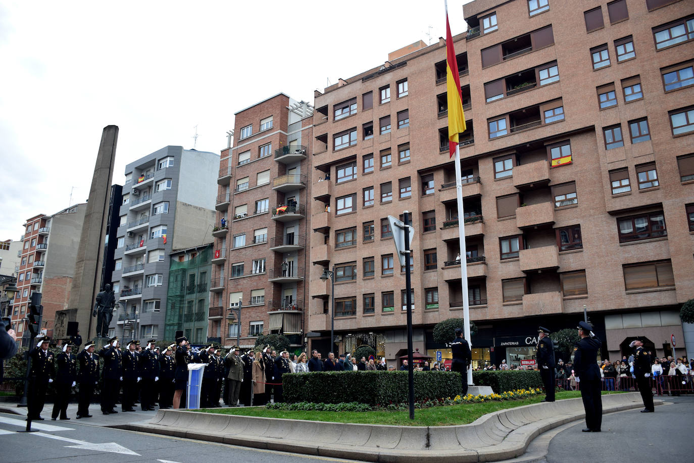 Izado solemne de la bandera en el 200 aniversario de la Policía Nacional