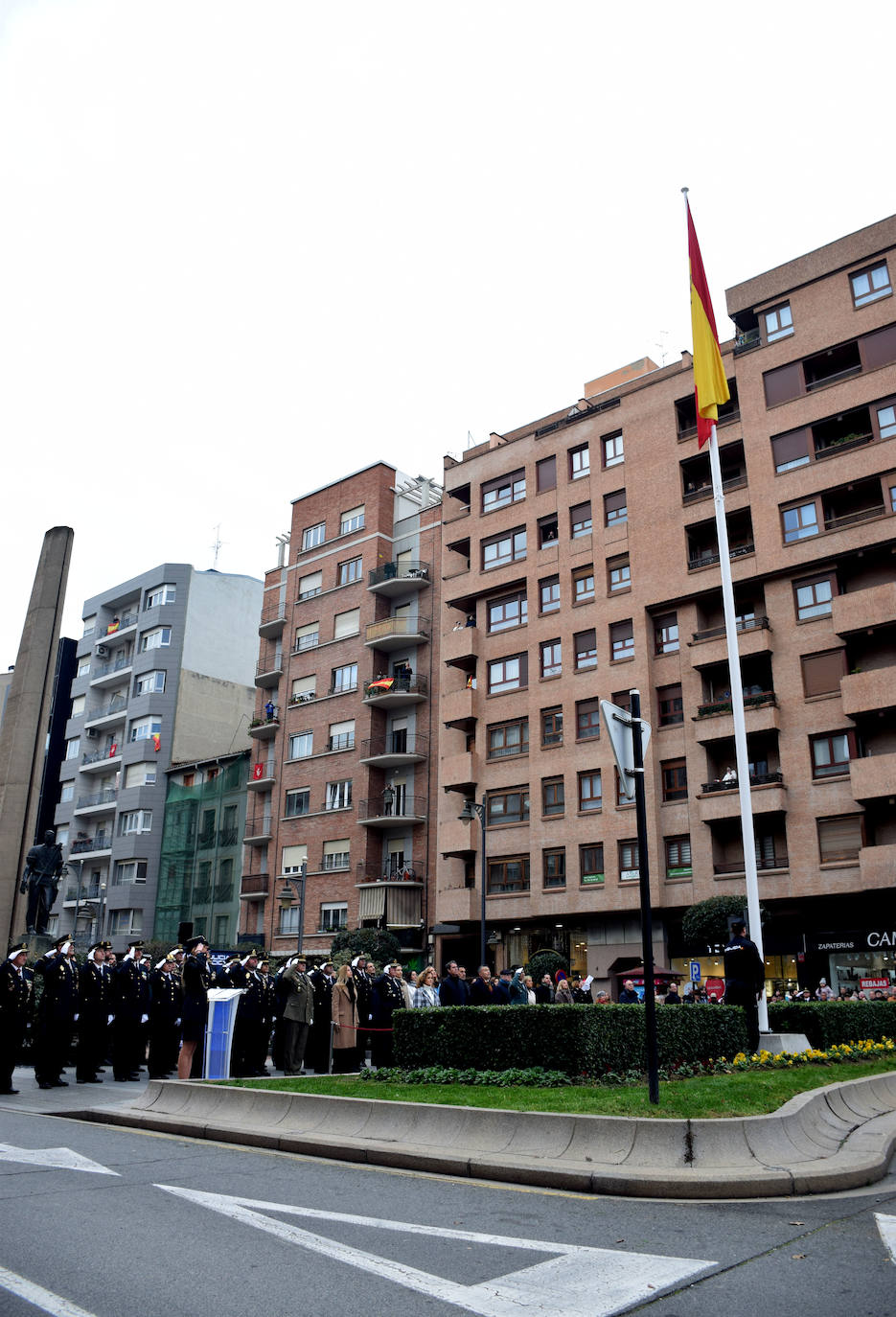 Izado solemne de la bandera en el 200 aniversario de la Policía Nacional