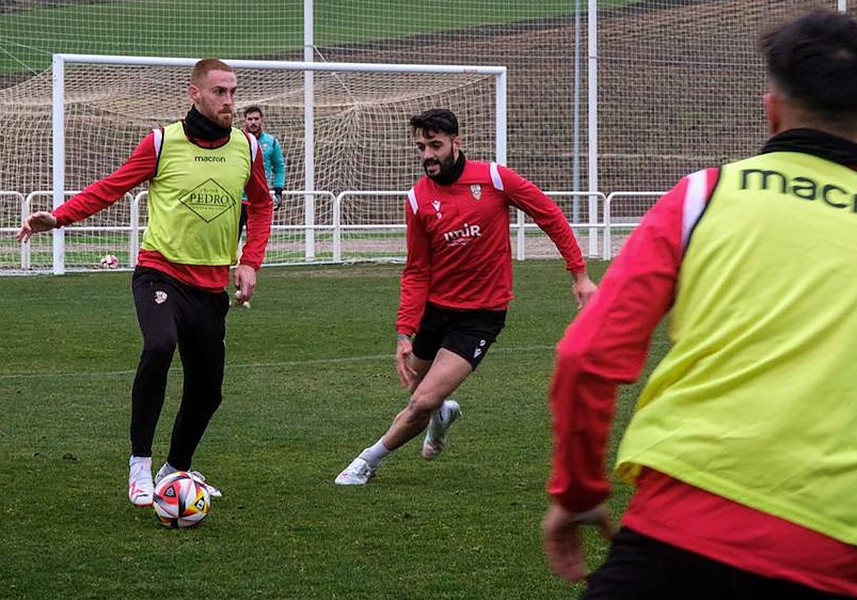 Julen Monreal avanza con el balón presionado por Jony
