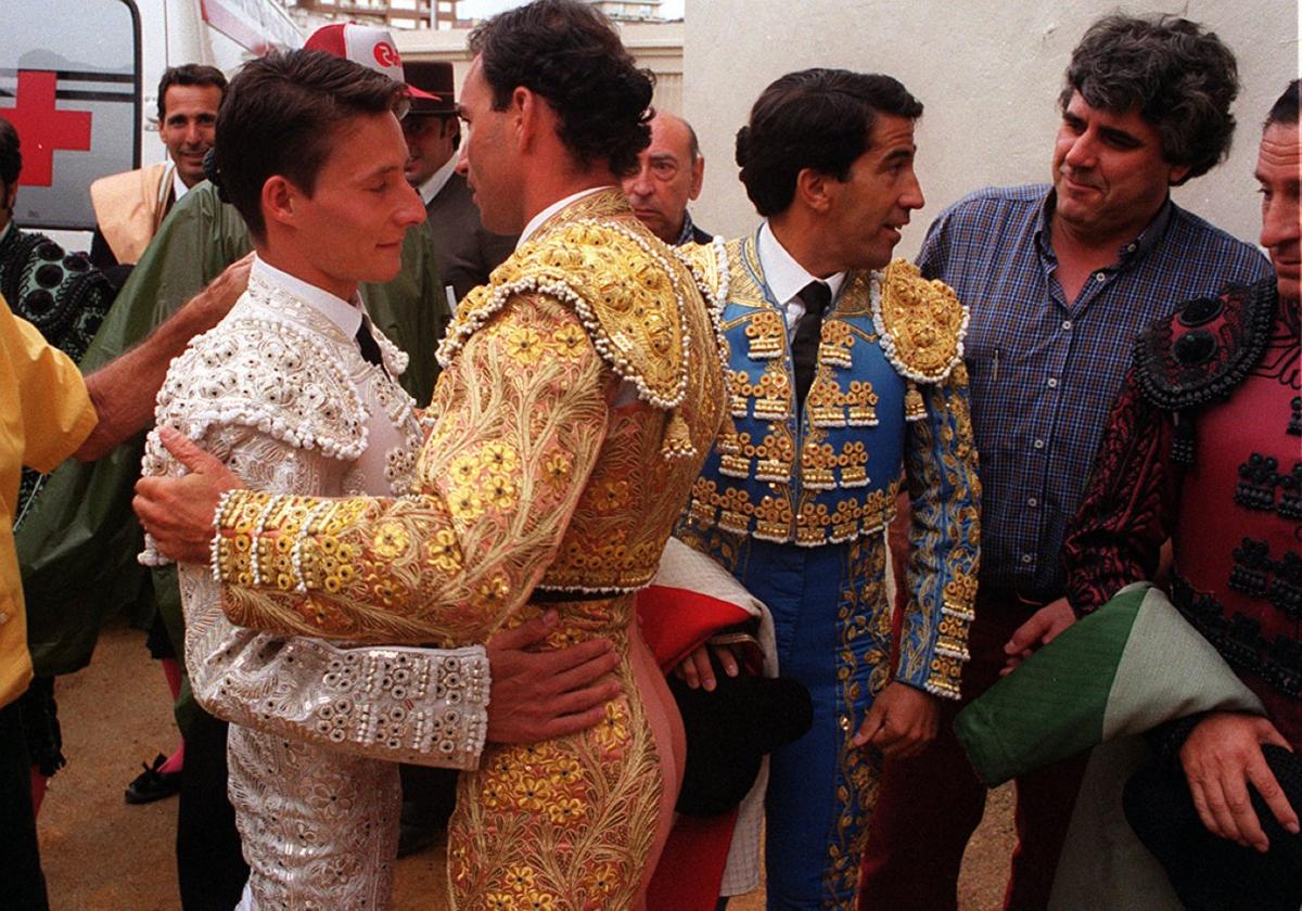 Urdiales, con Pepín Liria, el día que la lluvia frustró su alternativa.