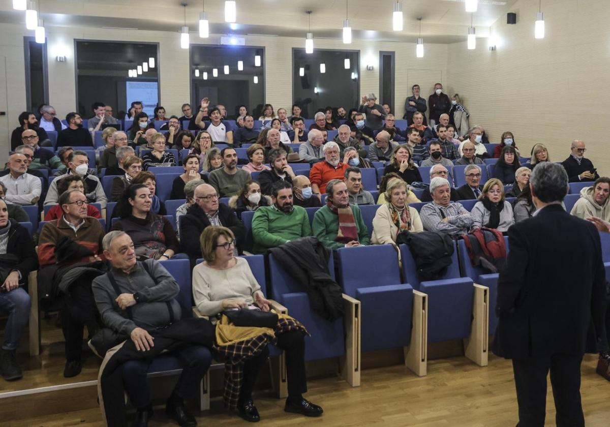 Dudas y precisiones vecinales ante los representantes públicos en el salón de actos de la biblioteca Rafael Azcona de Logroño.