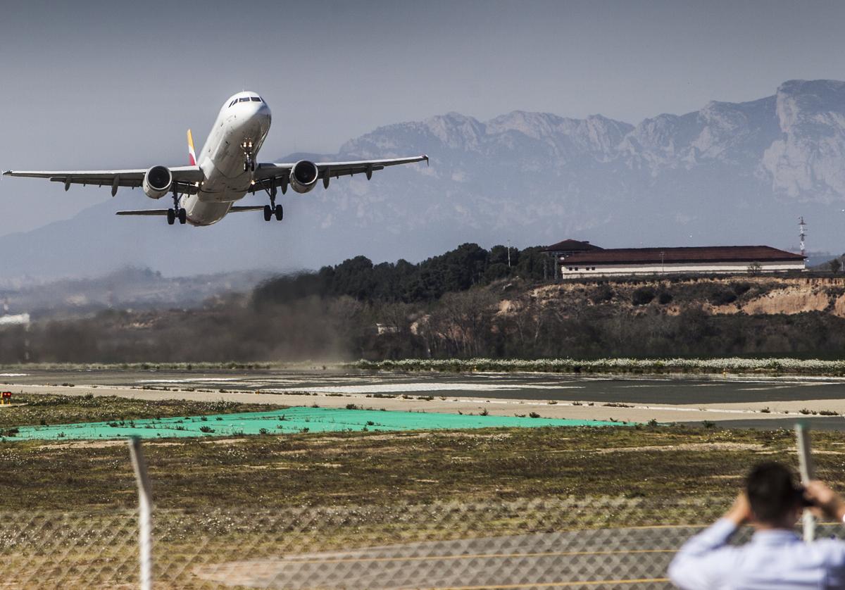 Un Airbus 312 despega del aeropuerto de Logroño-Agoncillo.