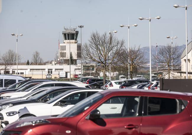 Parking y torre de control de la terminal riojana.