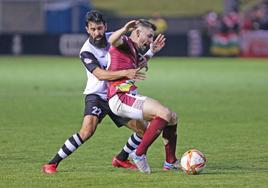 Carlos Bravo (dorsal 22 del Real Unión) en un partido contra su nuevo equipo, la UD Logroñés.