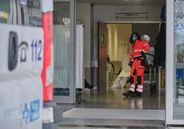 Trabajadora de 'La Rioja Cuida' a la entrada de Urgencias con un paciente.