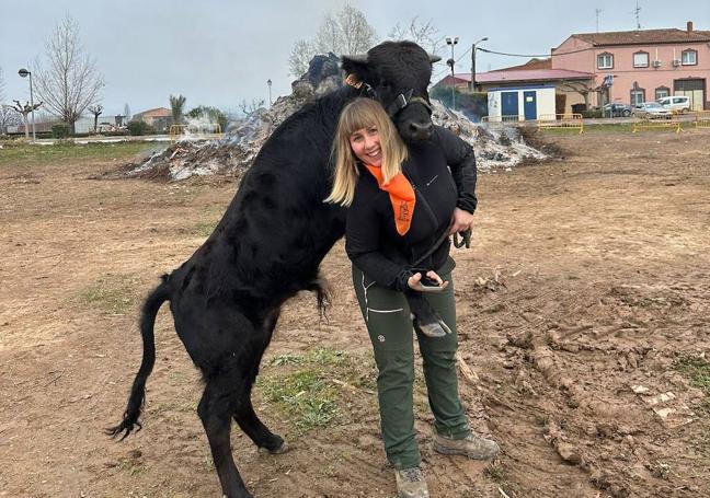 Inés Llorente acudió con Chulo a la hoguera el martes.