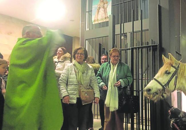 Bendición de un caballo en la iglesia de San Martín, de Albelda.