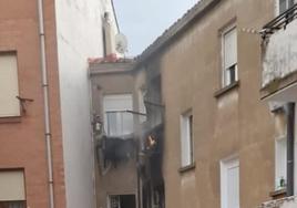 Una madre y sus dos hijos acaban en el hospital tras un incendio en su piso