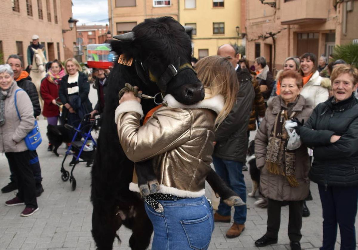 Inés Llorente recibe el 'abrazo' de Chulo en la calle.