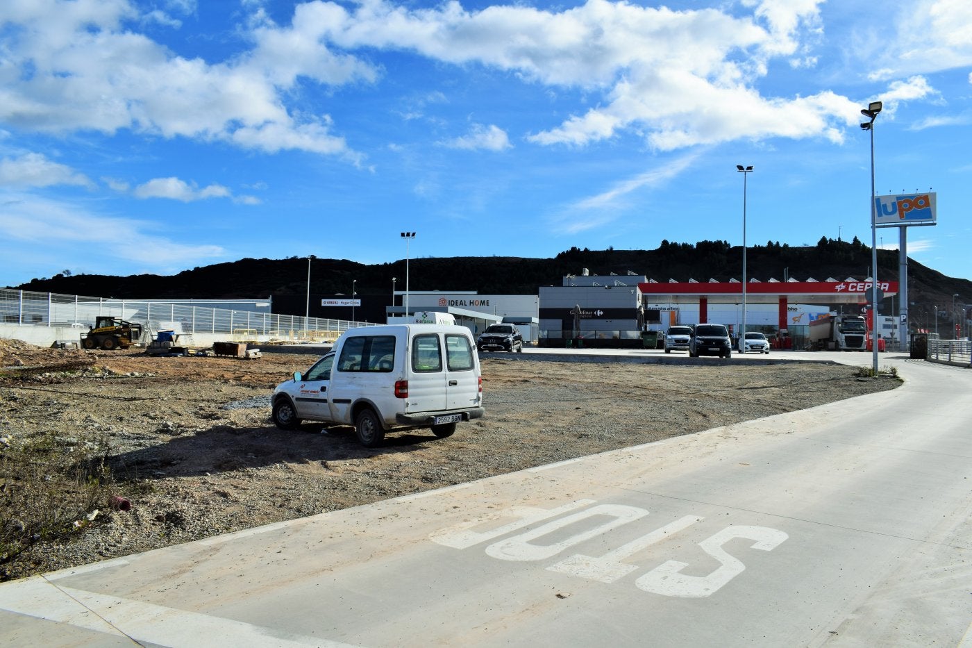 Terreno en el que se planea abrir un McDonalds, en el polígono industrial Puente Madre de Villamediana de Iregua, con la estación de servicio Jubera, Hogar Ciclos y Lupa al fondo.