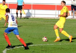 Andoni Ugarte avanza con el esférico en Barbastro.