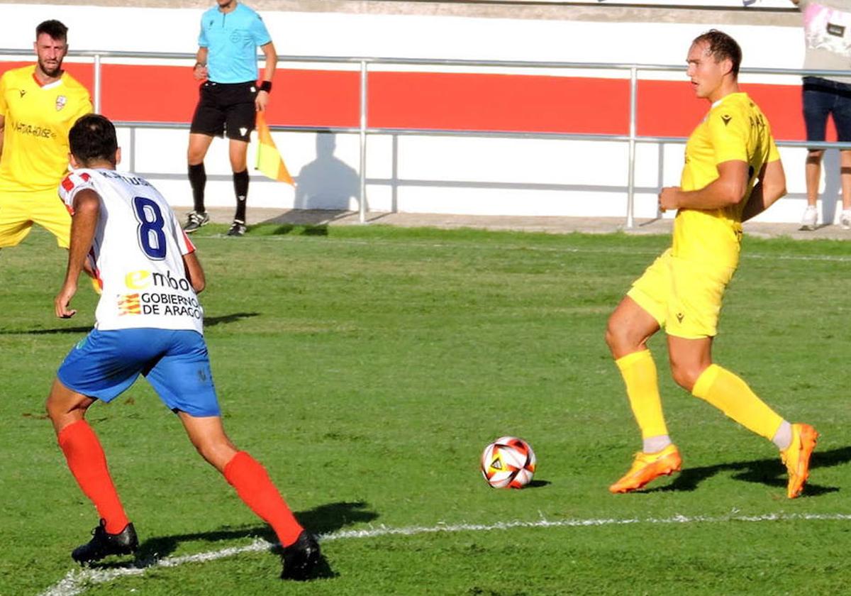 Andoni Ugarte avanza con el esférico en Barbastro.